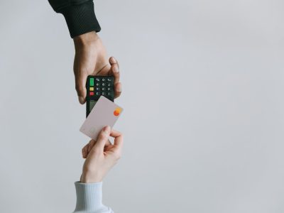 Kontaktloses bezahlen Kontaktlose Kartenzahlung mit Kreditkarte an mobilem Zahlungsterminal – schnell und einfach.